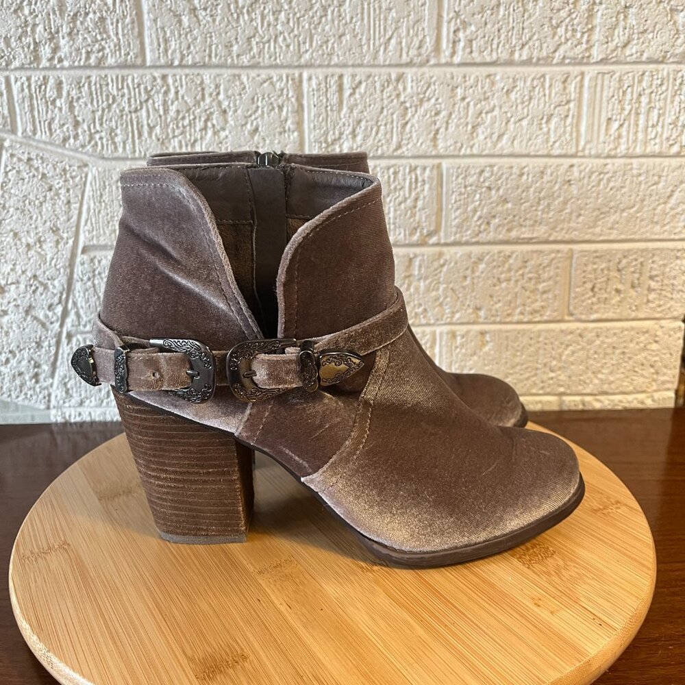 Not Rated Jibu Velvet Ankle Boot Ultra High Heels Size 9M - Picture 2 of 9